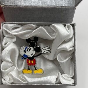 Disney Mickey Mouse 2010 Trading Pin - Retro Shouting Mickey Souvenir